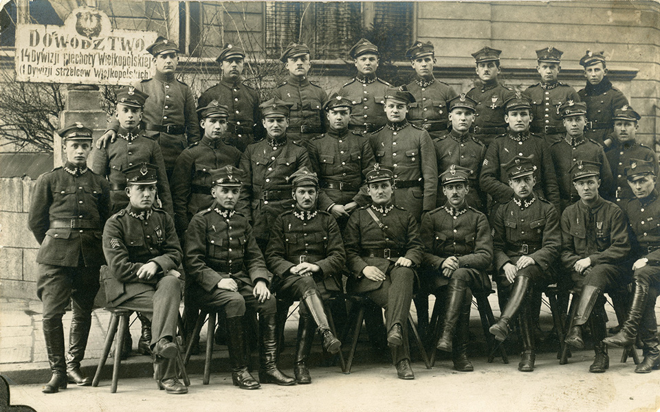 Przed budynkiem dowództwa 14. Dywizji Piechoty Wielkopolskiej, trzeci od prawej w środkowym rzędzie stoi Bolesław Ćwikła, Poznań, 1921