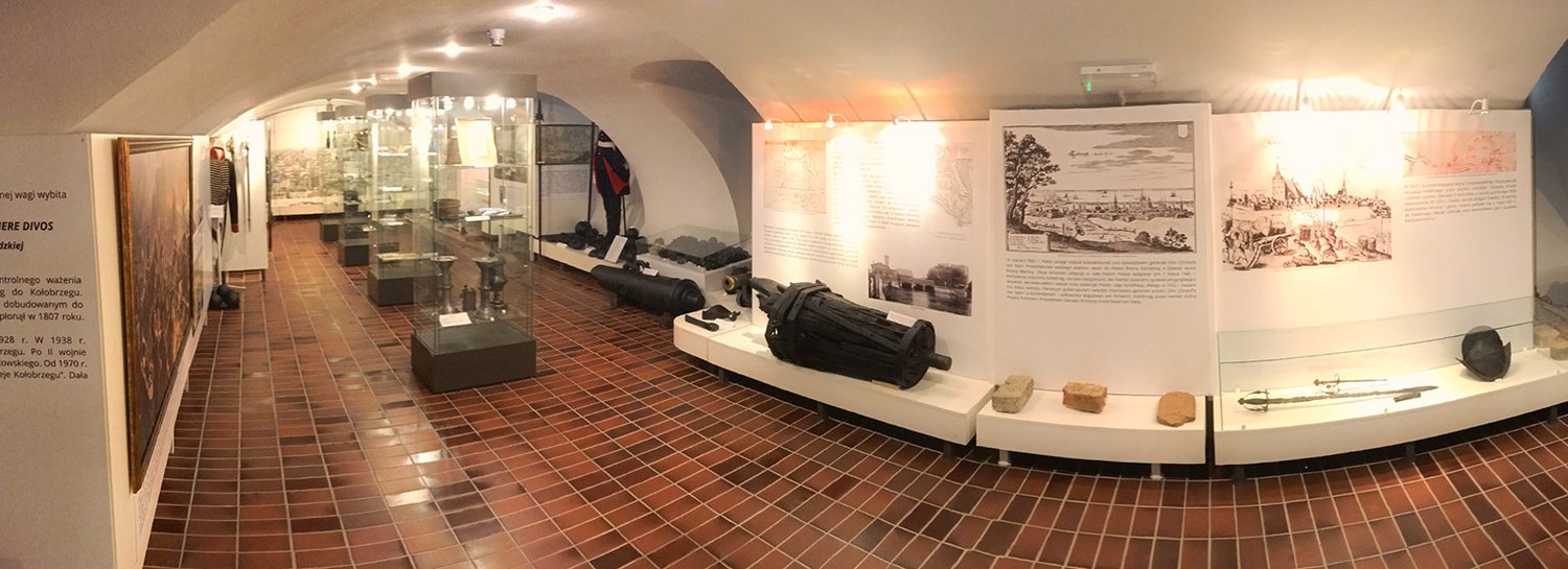 <a href='/pl/muzeum/muzeum-miasta-kolobrzeg/'><div class='caption-top caption-top-10592'><p>DZIEJE KOŁOBRZEGU</p></div></a><a href='/pl/muzeum/muzeum-miasta-kolobrzeg/'><div class='caption-bottom caption-bottom-10592'><p>Ekspozycja w sposób chronologiczny przedstawia ponad tysiącletnią historię miasta, od wczesnego średniowiecza do połowy dwudziestego wieku</p></div></a>
