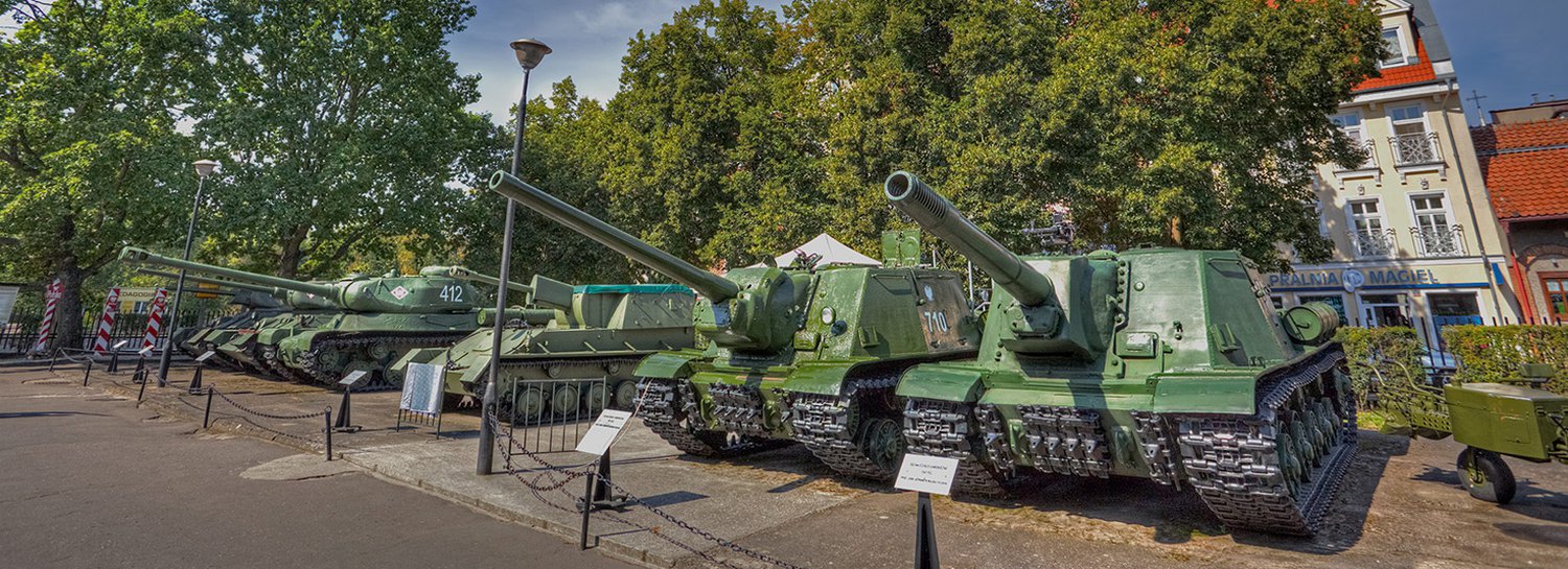 <a href='/pl/muzeum/dzieje-oreza-polskiego/ekspozycja-plenerowa/'><div class='caption-top caption-top-10597'><p>EKSPOZYCJA PLENEROWA</p></div></a><a href='/pl/muzeum/dzieje-oreza-polskiego/ekspozycja-plenerowa/'><div class='caption-bottom caption-bottom-10597'><p>Pojazdy bojowe, wyrzutnie rakiet, artyleria przeciwpancerna i przeciwlotnicza, samoloty produkcji powojennej.</p></div></a>