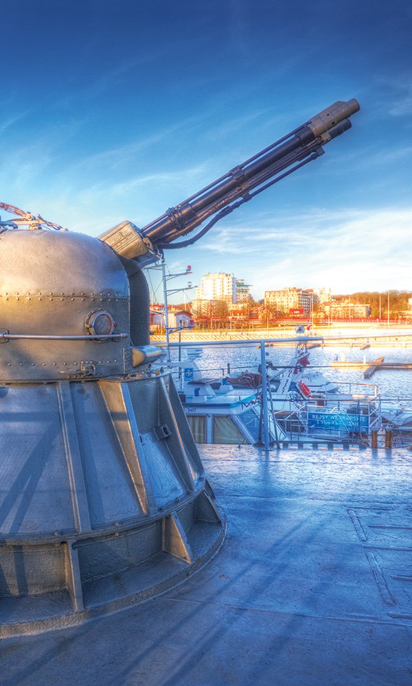 <a href='/pl/muzeum/skansen-morski/'><div class='caption-top caption-top-10598'><p>SKANSEN MORSKI</p></div></a><a href='/pl/muzeum/skansen-morski/'><div class='caption-bottom caption-bottom-10598'><p>Unikatowa w skali kraju plenerowa ekspozycja wyslipowanych okrętów wojennych</p></div></a>