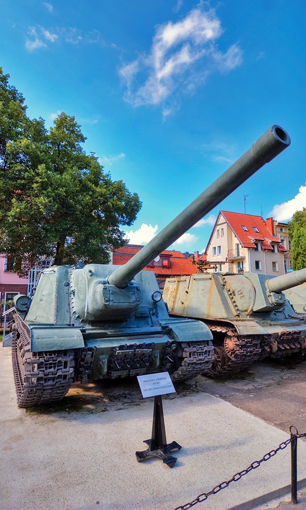 <a href='/pl/muzeum/dzieje-oreza-polskiego/ekspozycja-plenerowa/'><div class='caption-top caption-top-10597'><p>EKSPOZYCJA PLENEROWA</p></div></a><a href='/pl/muzeum/dzieje-oreza-polskiego/ekspozycja-plenerowa/'><div class='caption-bottom caption-bottom-10597'><p>Pojazdy bojowe, wyrzutnie rakiet, artyleria przeciwpancerna i przeciwlotnicza, samoloty produkcji powojennej.</p></div></a>